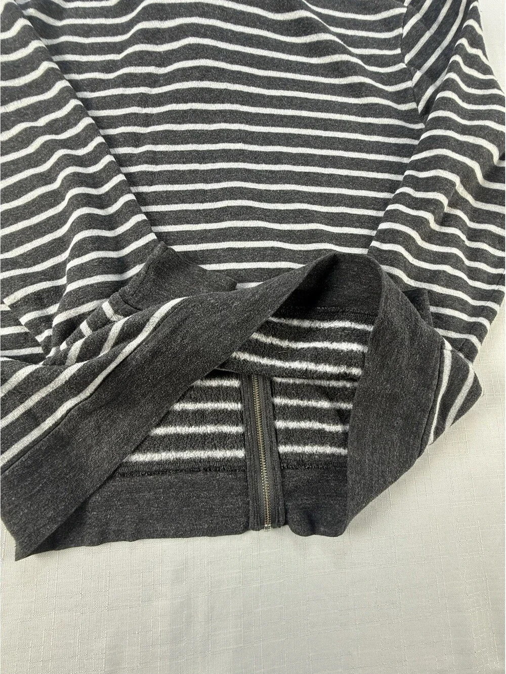 The North Face Hoodie Men’s Large Gray White Striped Full Zip Sweatshirt